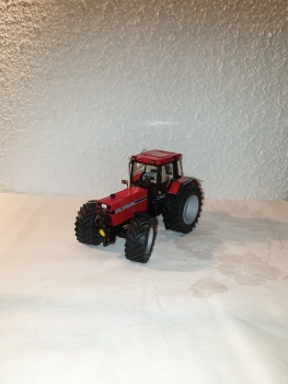 IHC 1455 mit breiten Rädern und Fronthydraulik